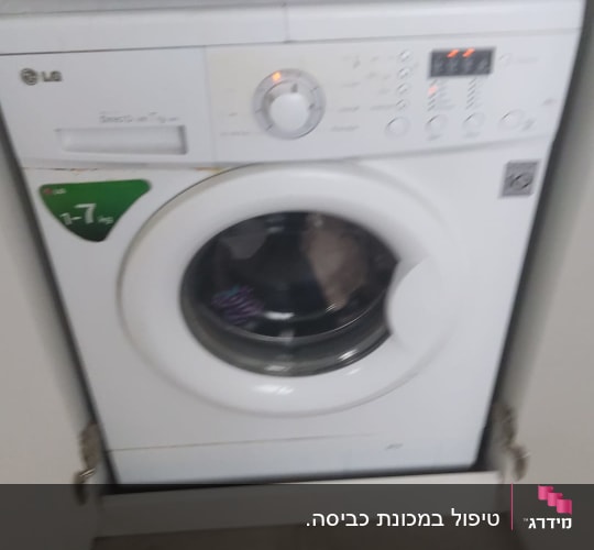 מכונת כביסה עם כפתורים ותצוגה דיגיטלית